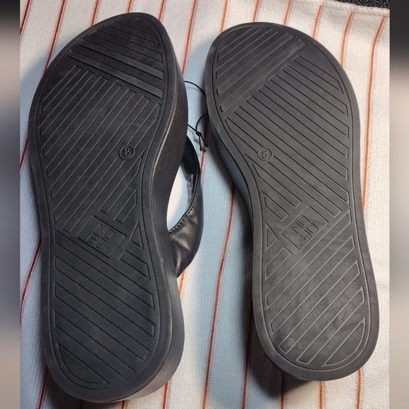Brand New With Tags Womens Size 8 NoBo No Boundries Black Platform Flip Flops - Picture 2 of 6